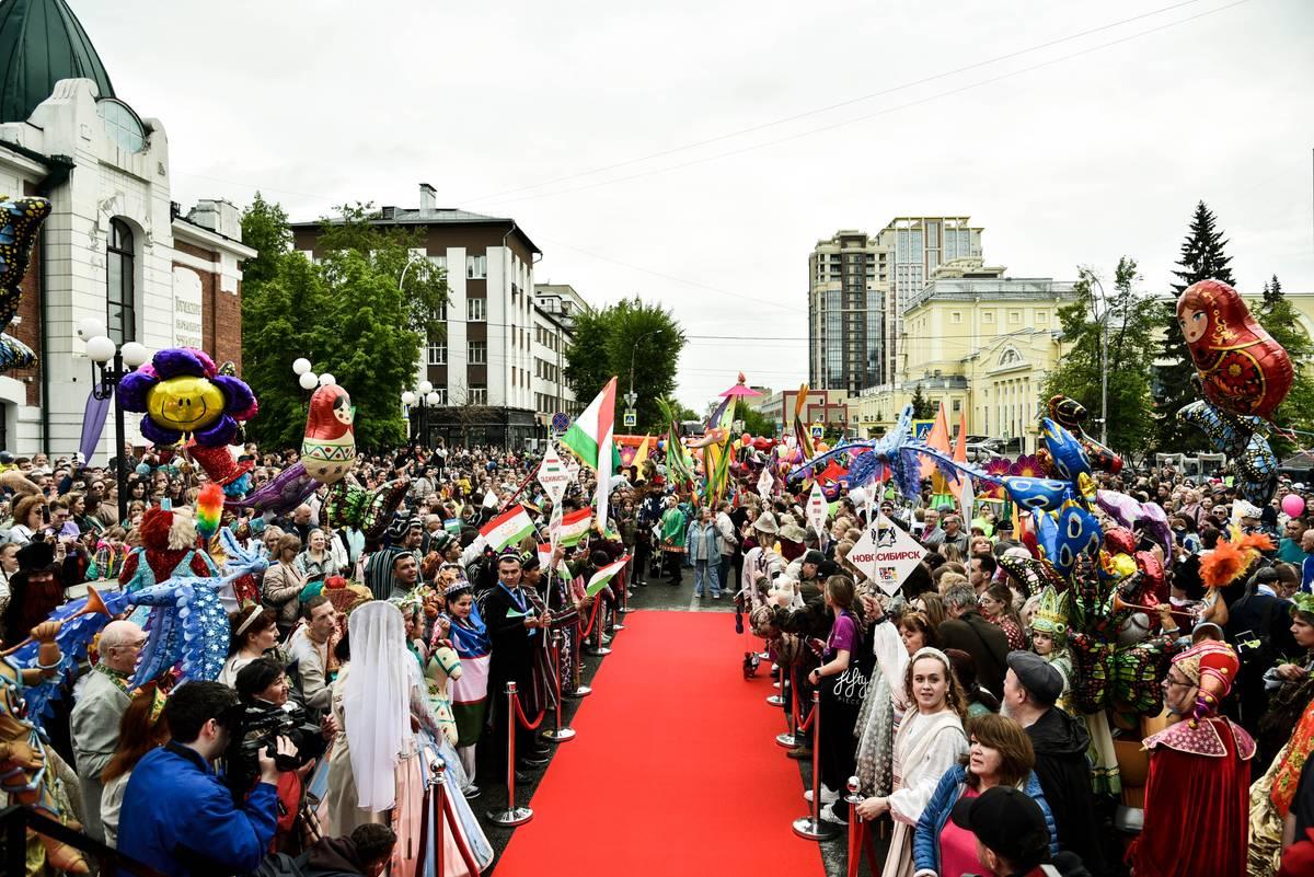 Фото Куклы со всего мира захватили центр Новосибирска 31 мая: как это было. Фоторепортаж 14