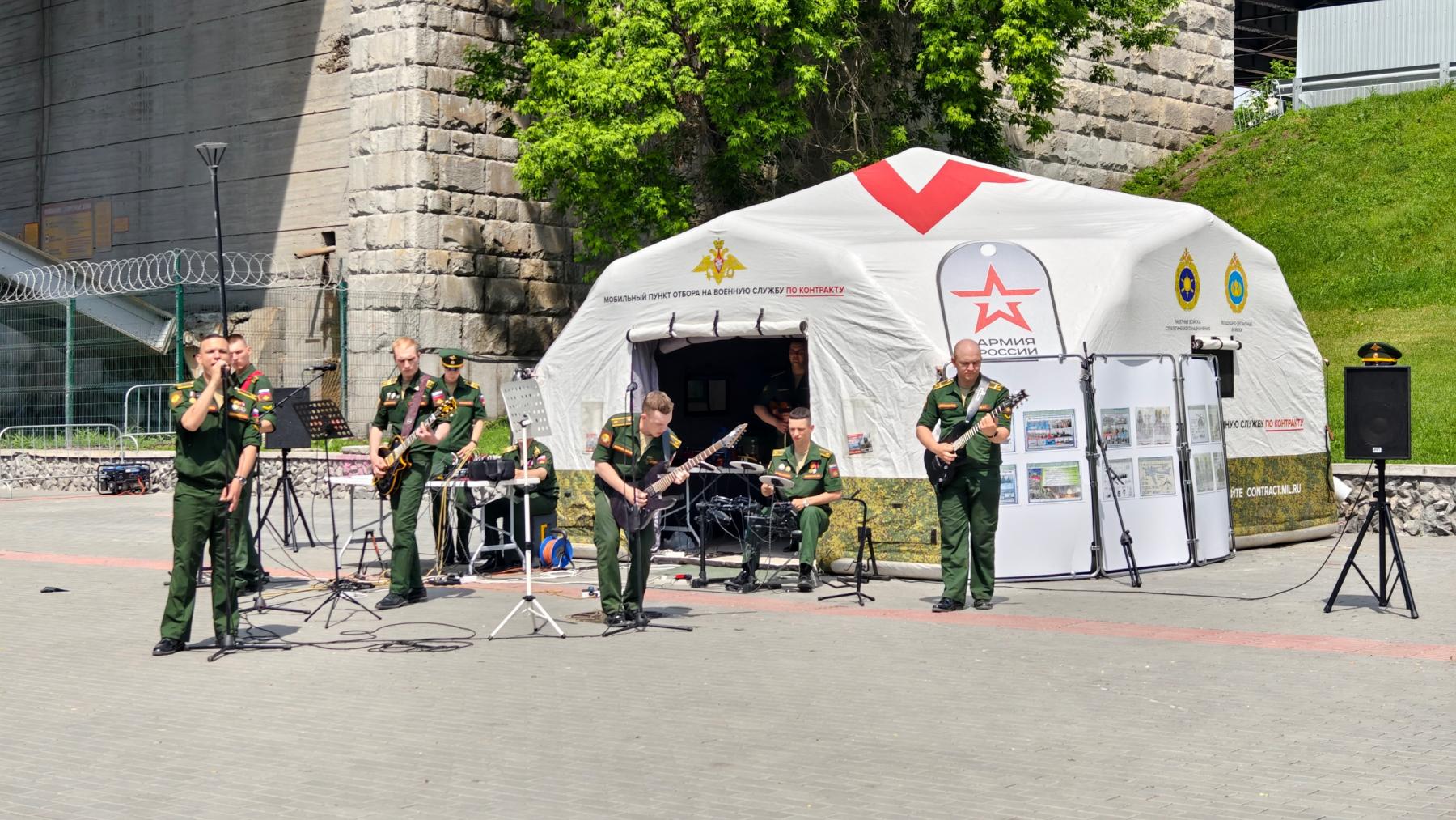 Фото Новосибирцы с размахом отмечают День России на Михайловской набережной: 10 ярких фото 8 - Сиб.ФМ Фото Новосибирцы с размахом отмечают День России на Михайловской набережной: 10 ярких фото 8
