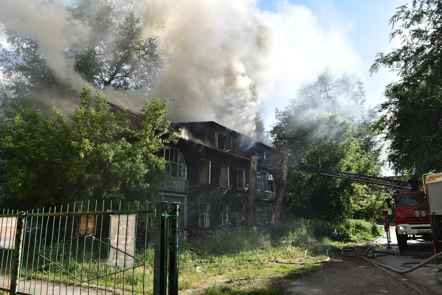 Фото В Новосибирске вспыхнул расселённый барак на улице Костычева 2
