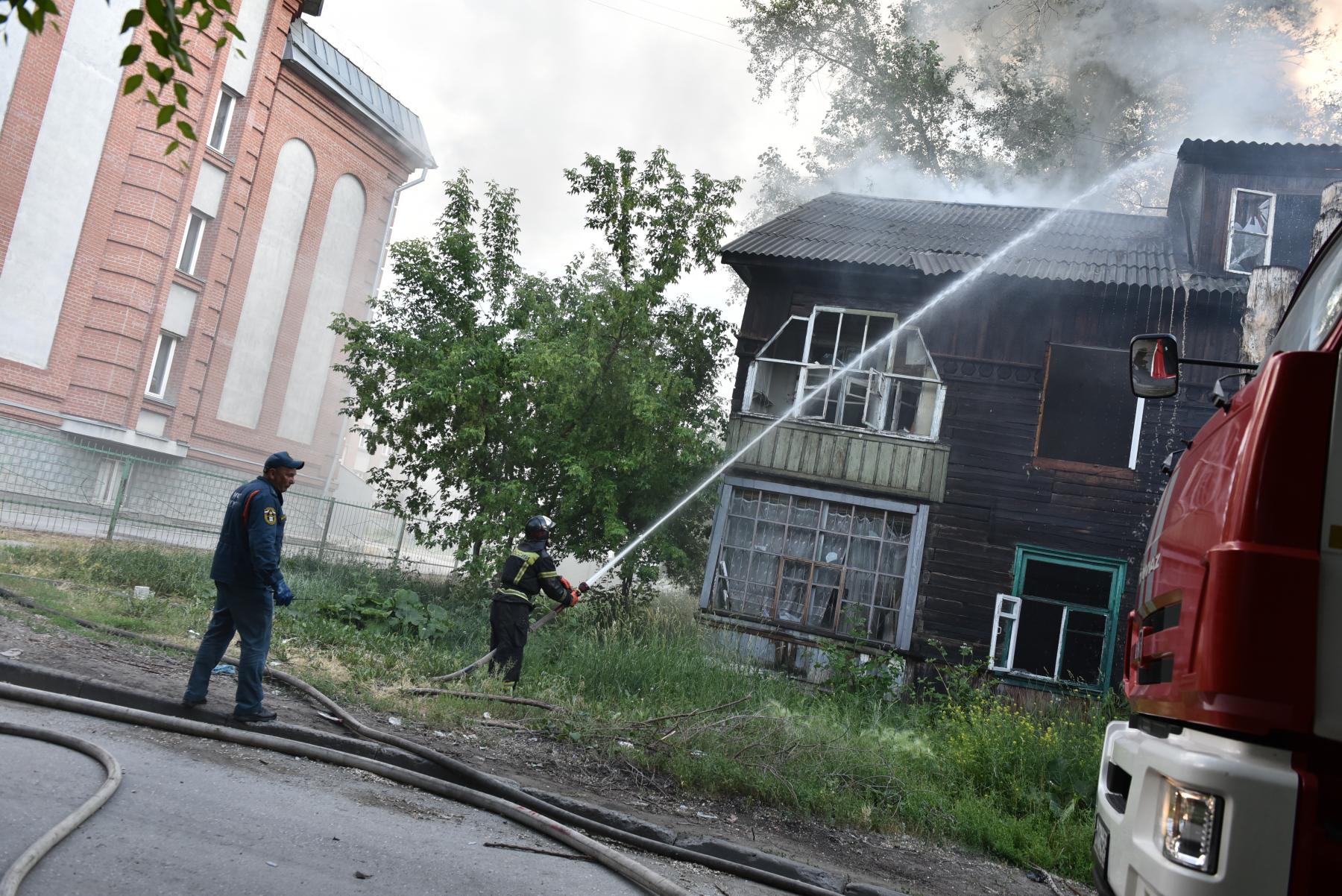 Фото В Новосибирске вспыхнул расселённый барак на улице Костычева 5