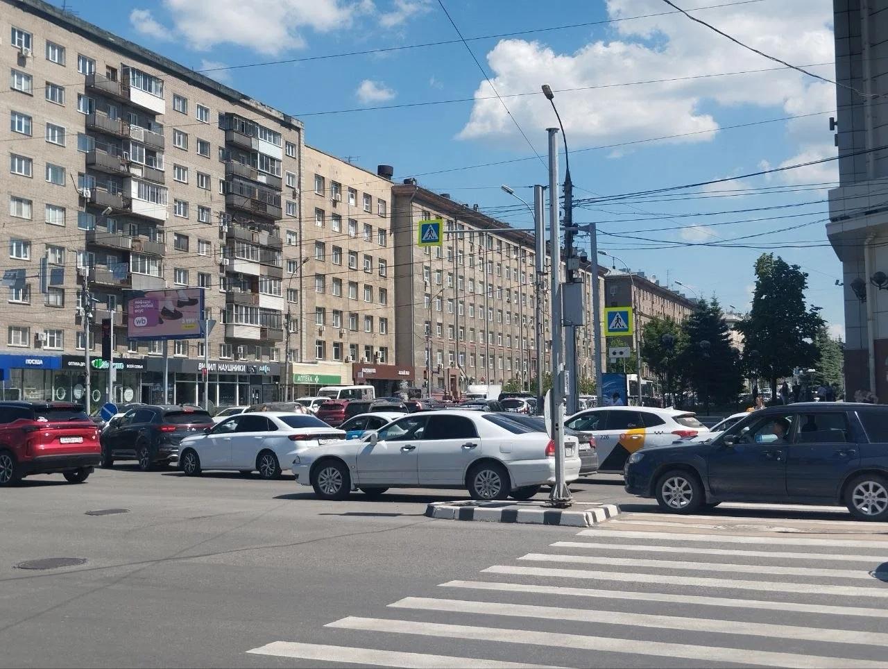 Фото «Город встал»: фоторепортаж с места транспортного коллапса в центре Новосибирска из-за перекрытия двух магистралей 2 - Сиб.ФМ Фото «Город встал»: фоторепортаж с места транспортного коллапса в центре Новосибирска из-за перекрытия двух магистралей 2