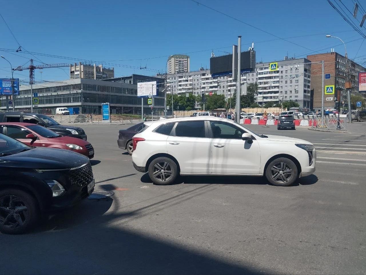 Фото «Город встал»: фоторепортаж с места транспортного коллапса в центре Новосибирска из-за перекрытия двух магистралей 4 - Сиб.ФМ Фото «Город встал»: фоторепортаж с места транспортного коллапса в центре Новосибирска из-за перекрытия двух магистралей 4