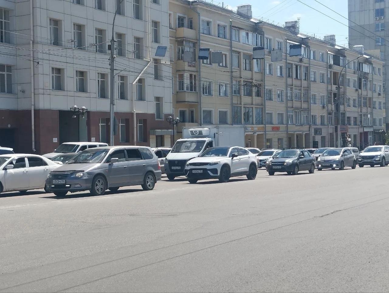 Фото «Город встал»: фоторепортаж с места транспортного коллапса в центре Новосибирска из-за перекрытия двух магистралей 10 - Сиб.ФМ Фото «Город встал»: фоторепортаж с места транспортного коллапса в центре Новосибирска из-за перекрытия двух магистралей 10