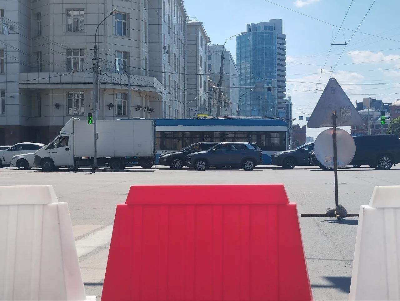 Фото «Город встал»: фоторепортаж с места транспортного коллапса в центре Новосибирска из-за перекрытия двух магистралей 6 - Сиб.ФМ Фото «Город встал»: фоторепортаж с места транспортного коллапса в центре Новосибирска из-за перекрытия двух магистралей 6