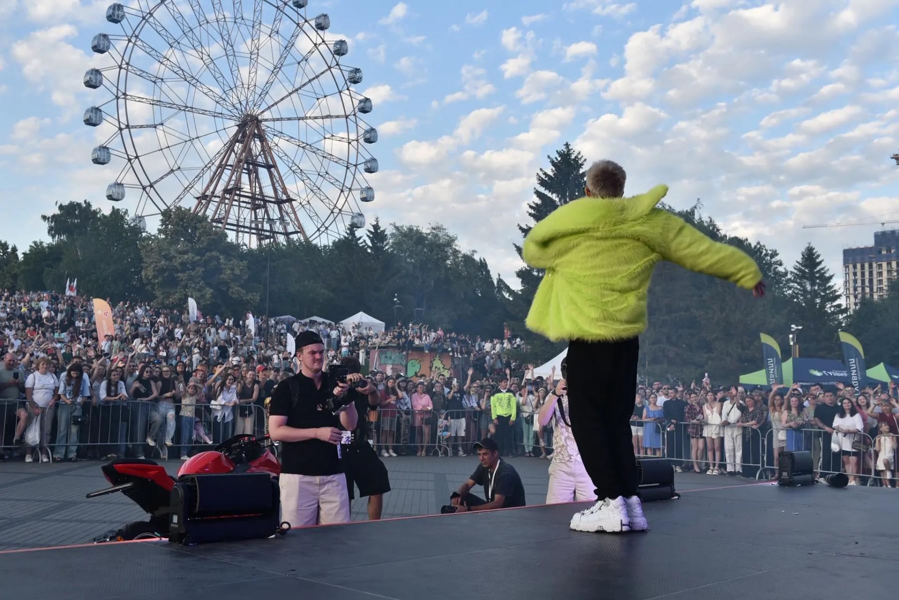 Фото Зарядка с олимпийскими чемпионами, концерт AMCHI и перекрёсток мира: как Новосибирск зажигает на День города – ОНЛАЙН 15 - Сиб.ФМ Фото Зарядка с олимпийскими чемпионами, концерт AMCHI и перекрёсток мира: как Новосибирск зажигает на День города – ОНЛАЙН 15