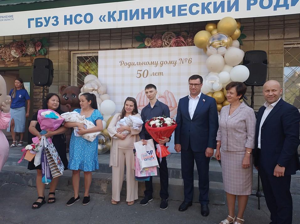 Фото Семьям с новорожденными вручили подарки в роддоме №6 5 - Сиб.ФМ Фото Семьям с новорожденными вручили подарки в роддоме №6 5