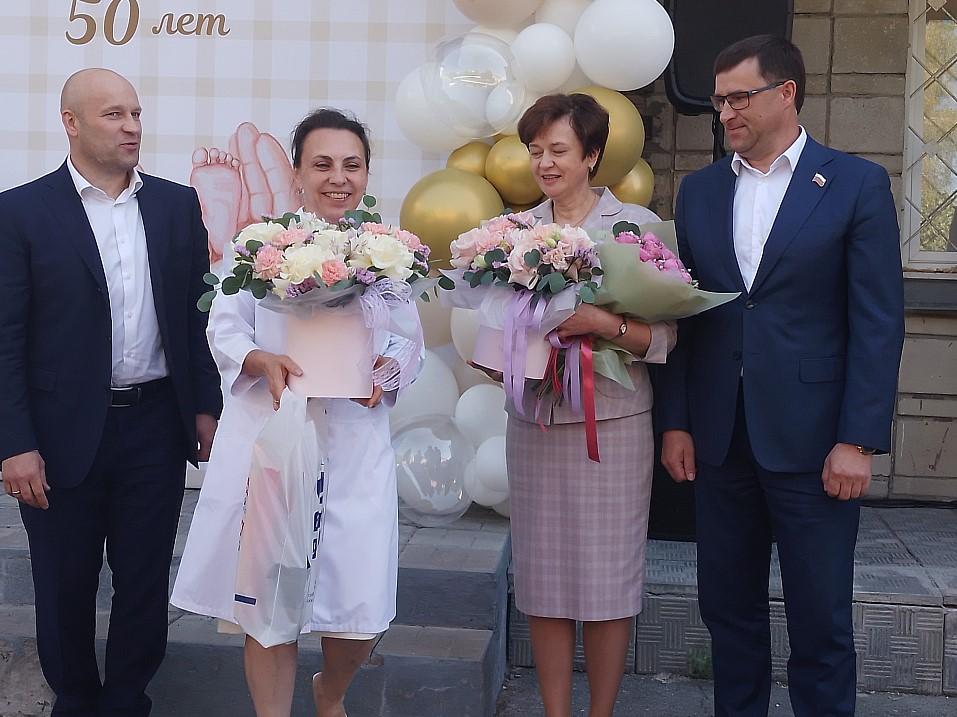Фото Семьям с новорожденными вручили подарки в роддоме №6 2 - Сиб.ФМ Фото Семьям с новорожденными вручили подарки в роддоме №6 2