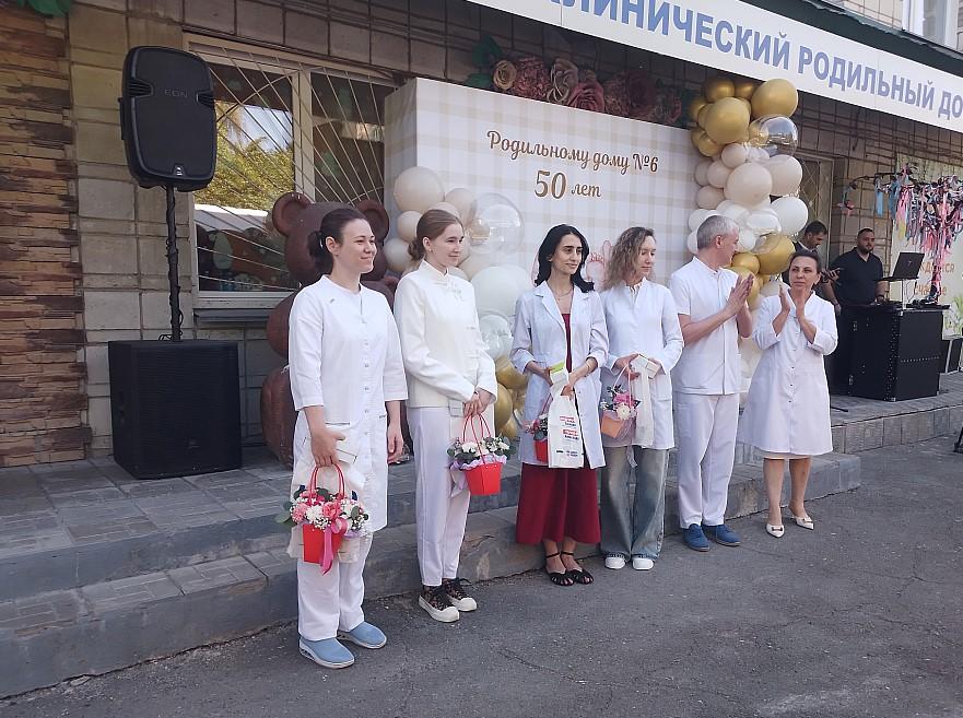 Фото Семьям с новорожденными вручили подарки в роддоме №6 3 - Сиб.ФМ Фото Семьям с новорожденными вручили подарки в роддоме №6 3