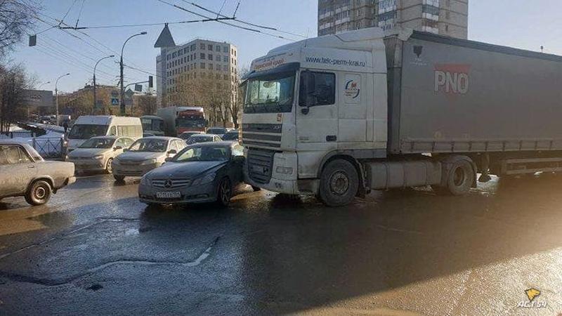 Новости аст новосибирск сегодня. Авария на площади труда. Фура притерла легковушку. Грузовик притер легковушку. ДТП на площади труда Новосибирск.