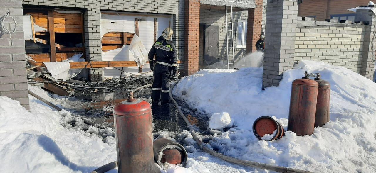 Фото Дачный посёлок чуть не взлетел на воздух: в Новосибирске спасатели вынесли шесть баллонов с пропаном из объятого огнём дома 2