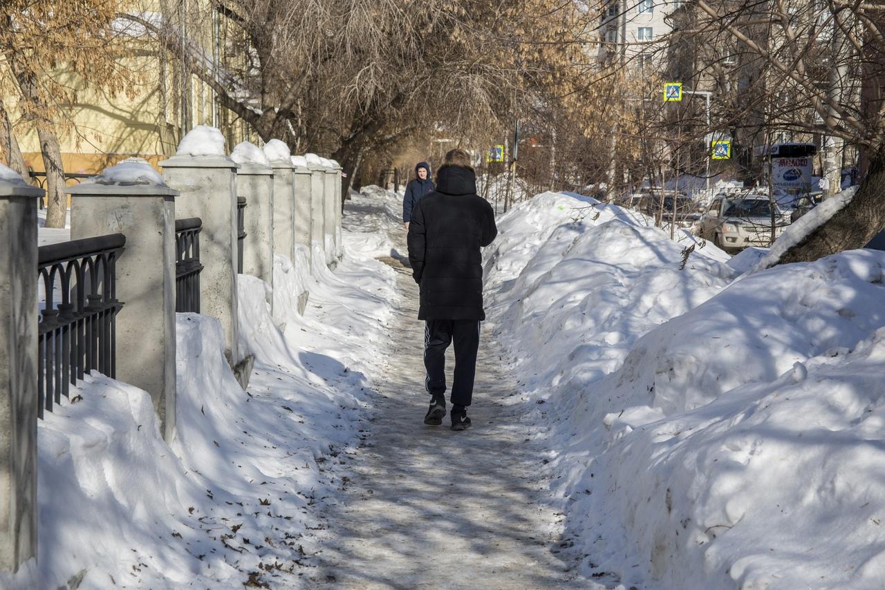 Сугробы по колено. Снег по колено фото. Улица в снегу по колено. Азаров в Снежном. Таганрог снегопад 2014 год.