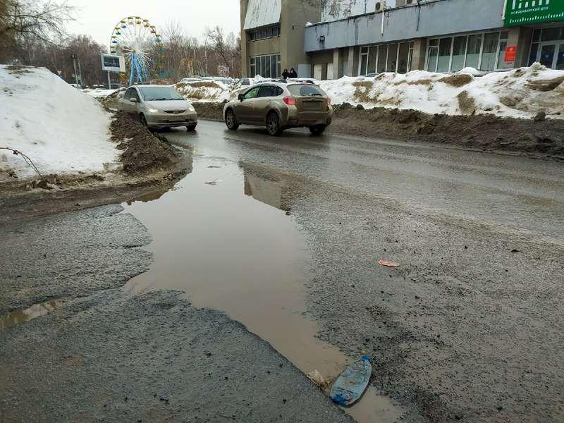 Фото Какая отвратительная лужа: дворы и улицы Новосибирска утонули в талой каше 5