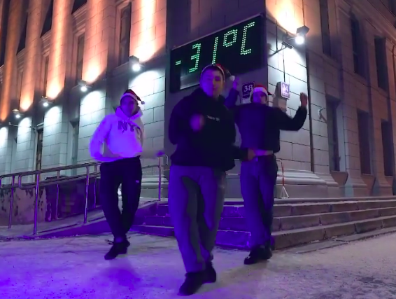 Фото Стрельба у мэрии и голые танцы на морозе: на что идут блогеры Новосибирска ради «годного контента» 2