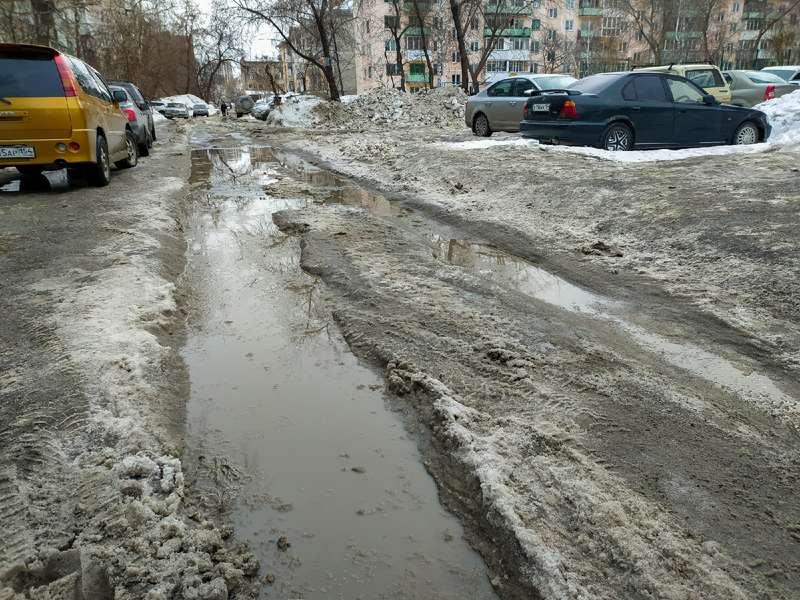 Фото Какая отвратительная лужа: дворы и улицы Новосибирска утонули в талой каше 6