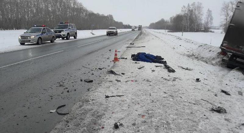 Фото Водитель и пассажир «Субару» погибли в лобовом ДТП с грузовиком под Новосибирском 2