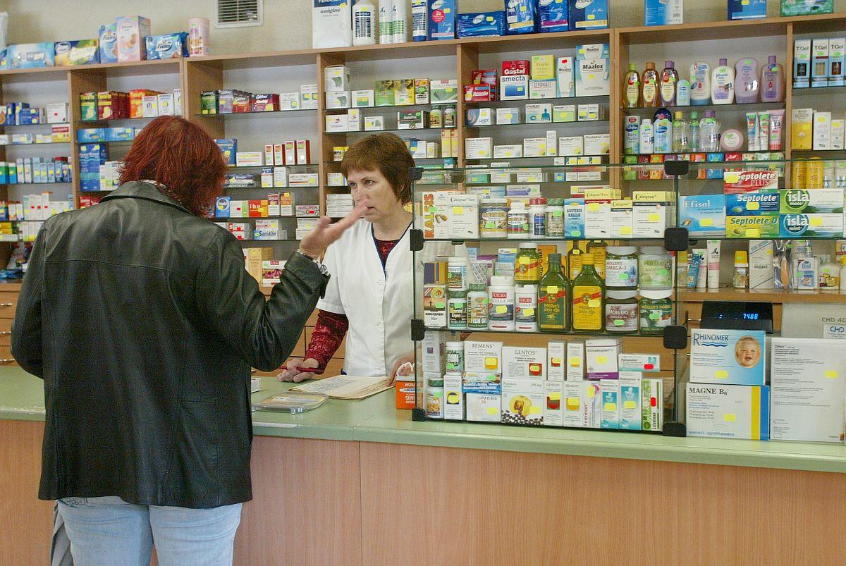 Аптека город симферополь. Покупатель в аптеке. Аптека лекарства. Посетители в аптеке. Препараты в аптеке.