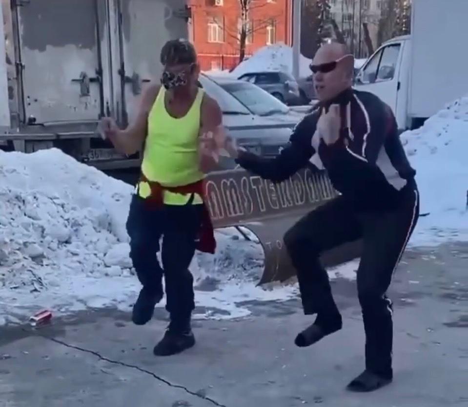 Русские мужики танцуют. Парень танцует на улице. Танцующий мужчина в Новосибирске. Мужчина танцует на улице Новосибирск. Танцующий дед Новосибирск.