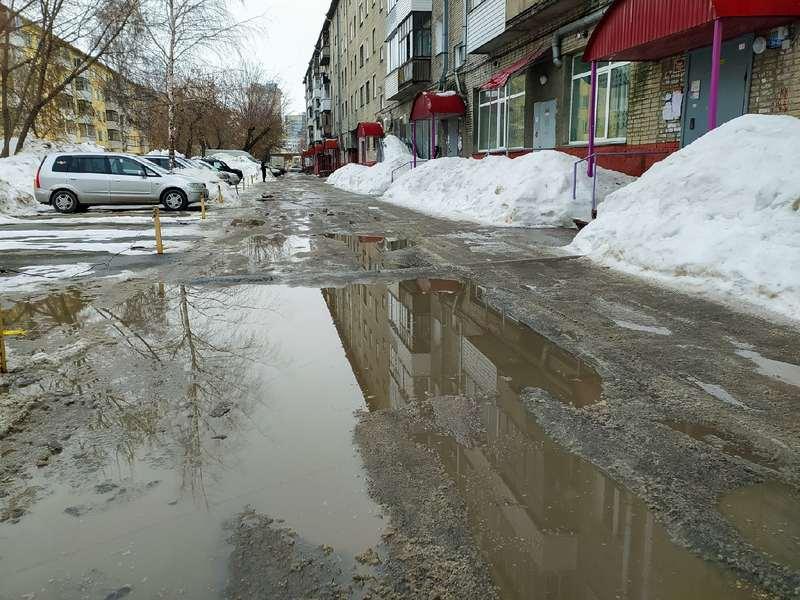 Фото Какая отвратительная лужа: дворы и улицы Новосибирска утонули в талой каше 7