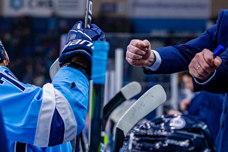 Фото «Вопрос в том, смогут ли они договориться»: хоккейный эксперт – об уходе Заварухина из «Сибири» и новом главном тренере «Снеговиков» 3