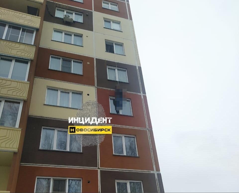 Фото Труп на верёвке: соседи рассказали о мужчине, тело которого висело за окном дома в Новосибирске 4
