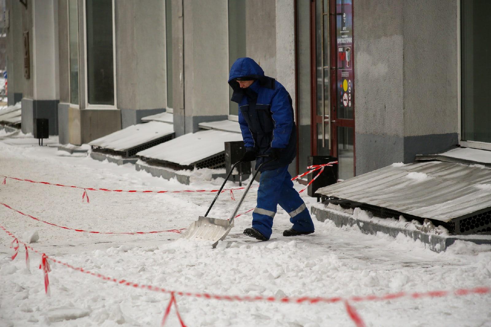 Снег в Новосибирске 2021 в июне. К уборке снега в Екатеринбурге привлекут осужденных. Уборка снега в Новосибирске у школы 216. Фото мобильная бригада уборщиков.