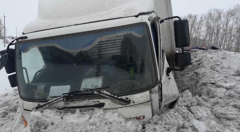 Фото Водитель и пассажир «Субару» погибли в лобовом ДТП с грузовиком под Новосибирском 3