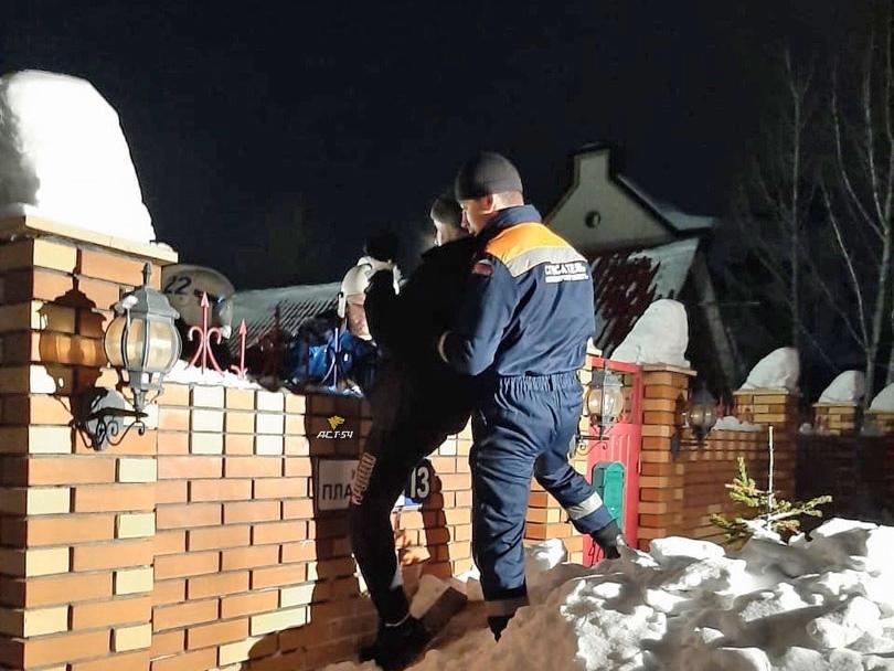 Фото Неудачный «‎паркур»: пьяный новосибирец застрял на заборе в посёлке Элитный 3