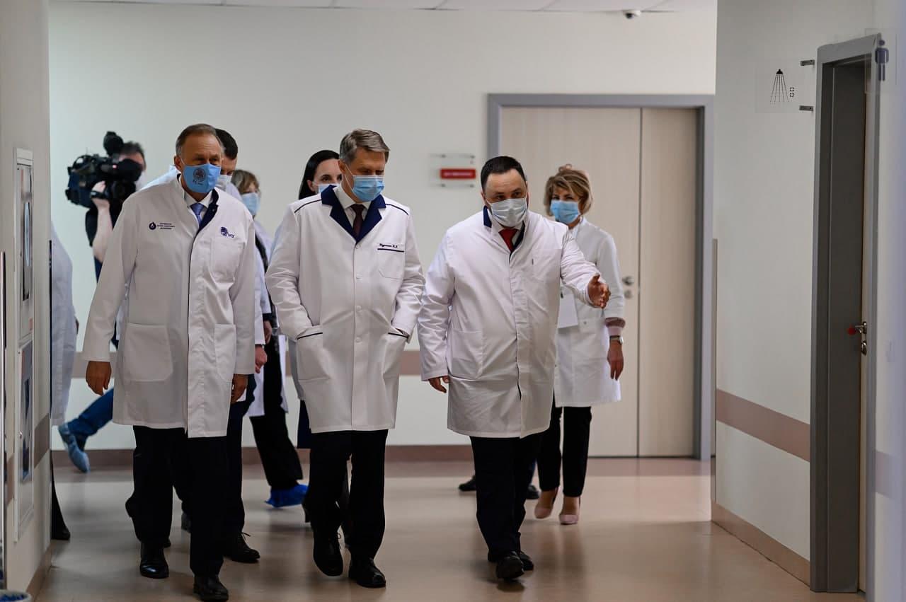 Фото Операция на суставе и прививка от COVID-19: что показали министру Мурашко в Новосибирске 5
