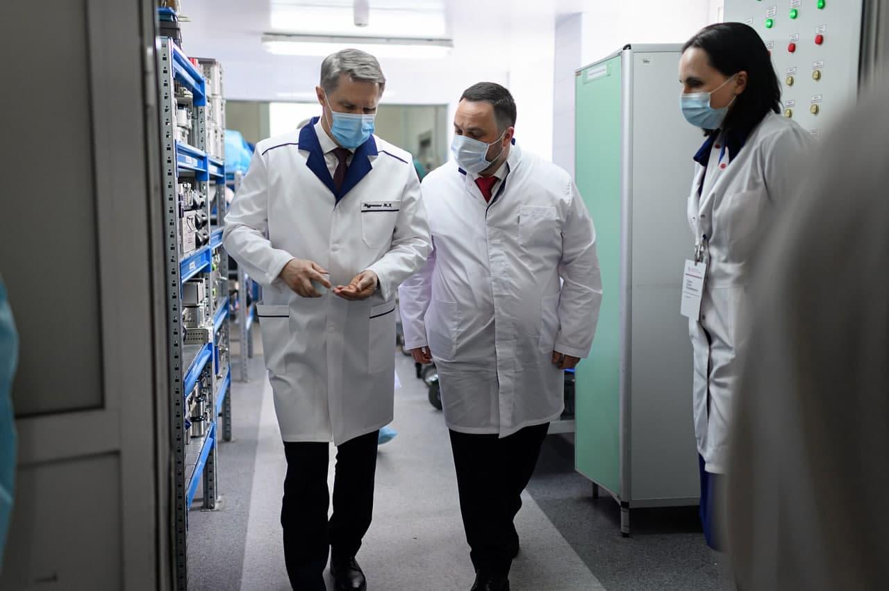 Фото Операция на суставе и прививка от COVID-19: что показали министру Мурашко в Новосибирске 4