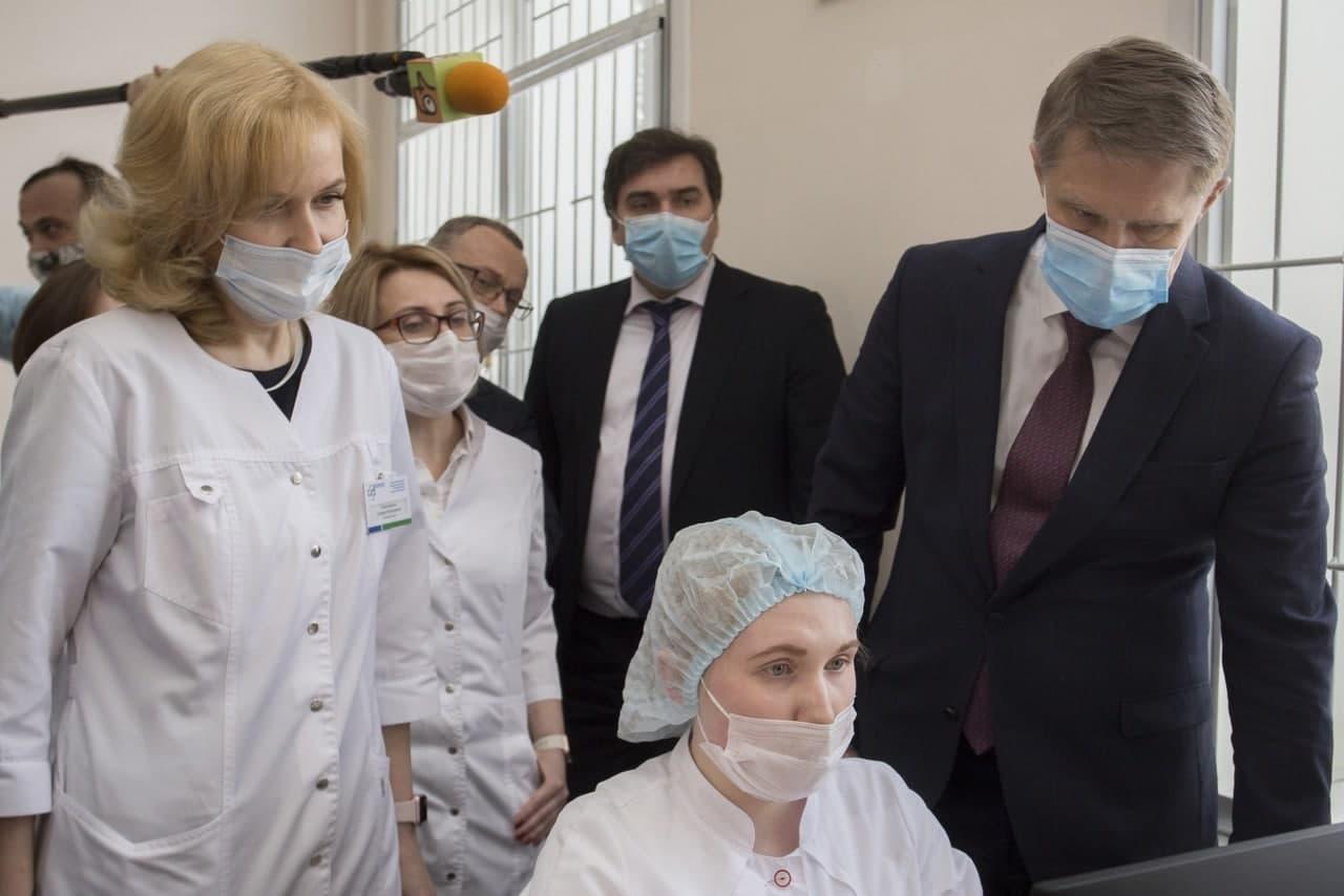 Фото Операция на суставе и прививка от COVID-19: что показали министру Мурашко в Новосибирске 6