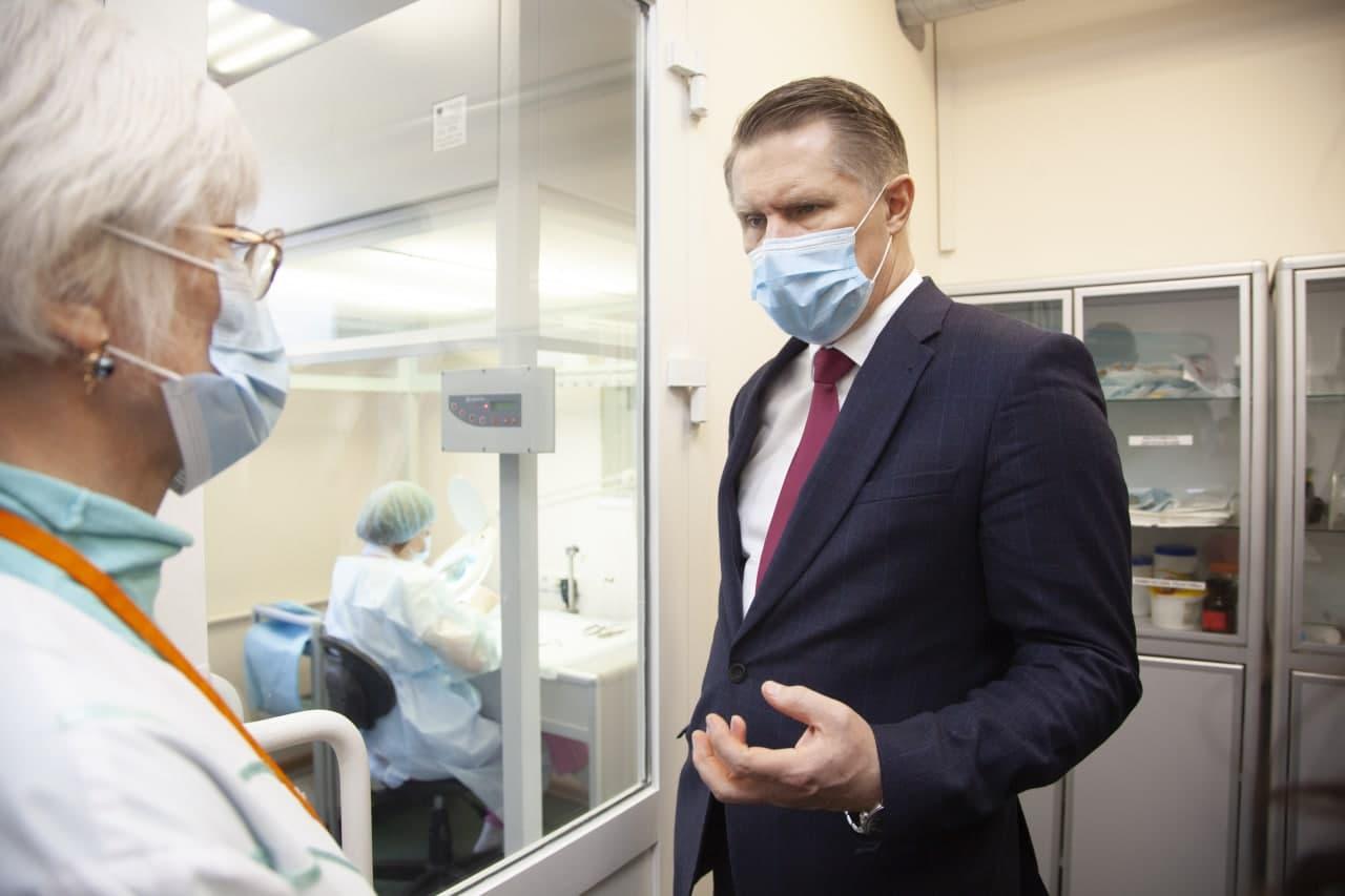 Фото Операцию на головном мозге провели при министре Мурашко в клинике Мешалкина в Новосибирске 3