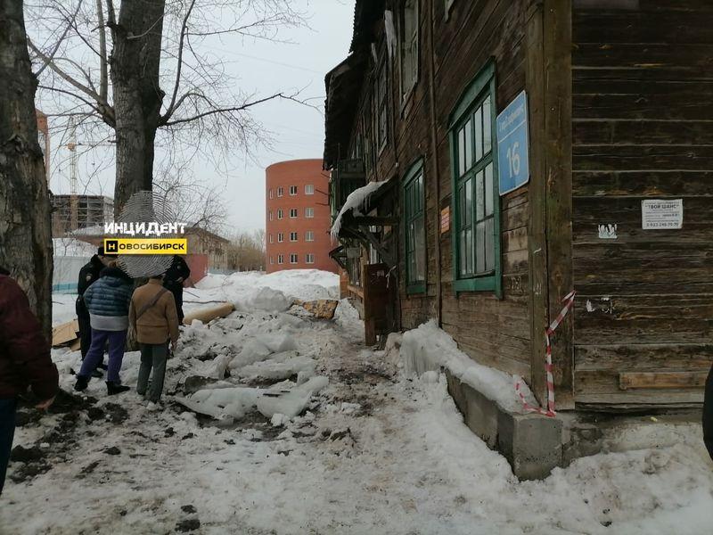 Фото Подростка чуть не убила глыба льда в Новосибирске – дом признан аварийным 7 лет назад, а УК всю зиму не убирала снег 4