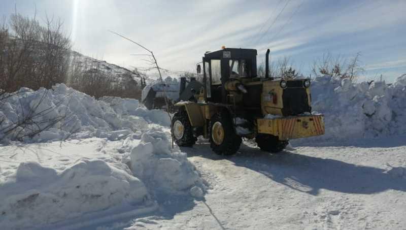 Жители Змеиногорска Алтайского края запрещают трактористам чистить снег .