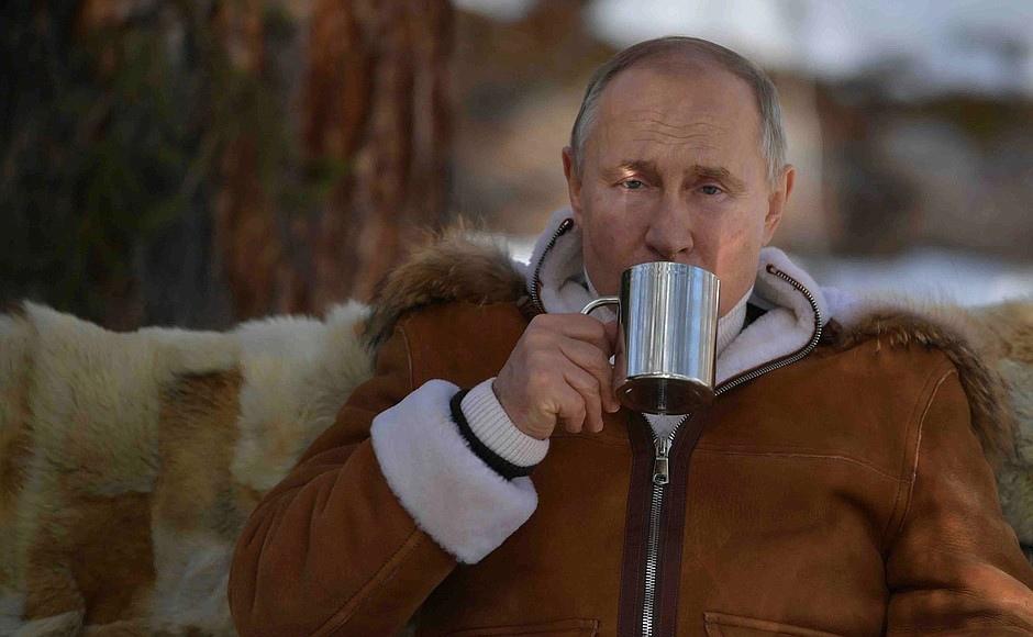Фото Кремль обнародовал фото с отдыха Путина в Сибири 3