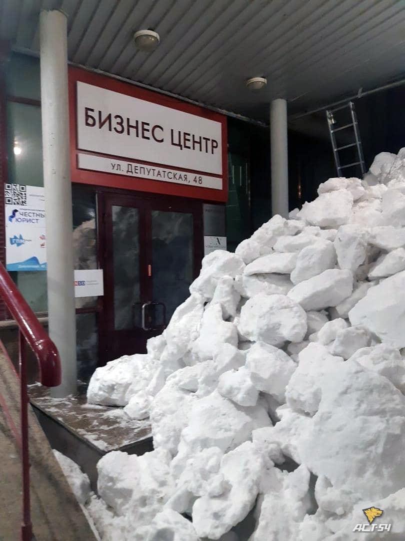 Фото Глыбы снега преградили дорогу на работу сотрудницам бизнес-центра в Новосибирске 2