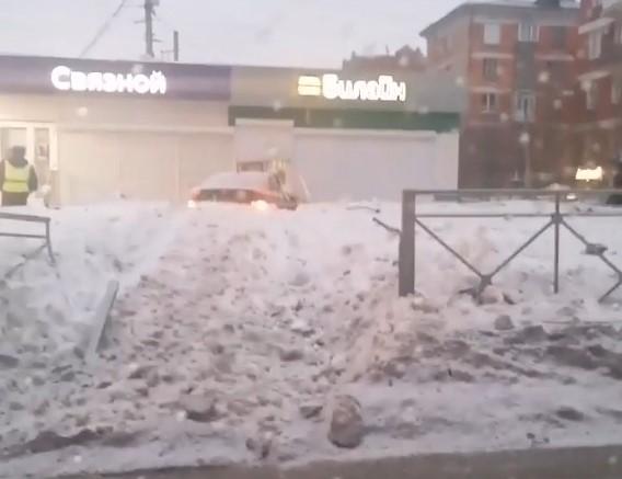 Фото Каршеринговый автомобиль пробил ограждение и врезался в торговый павильон в Новосибирске 2
