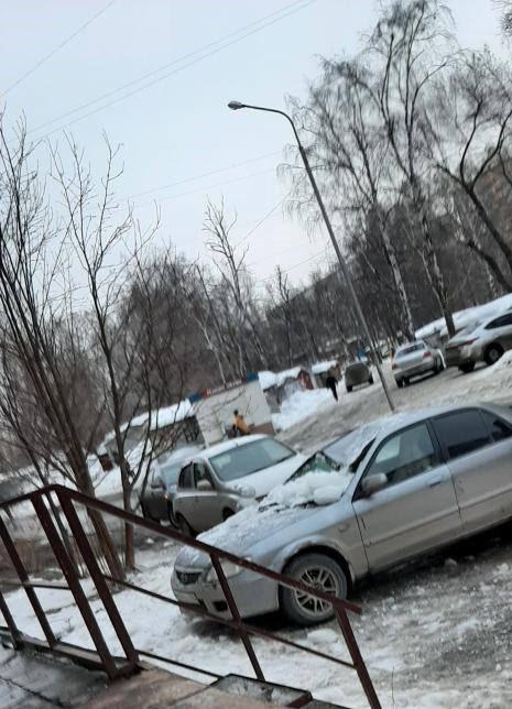Фото Смяло крышу и выбило лобовое – ещё один автомобиль стал жертвой упавшего снега в Новосибирске 2