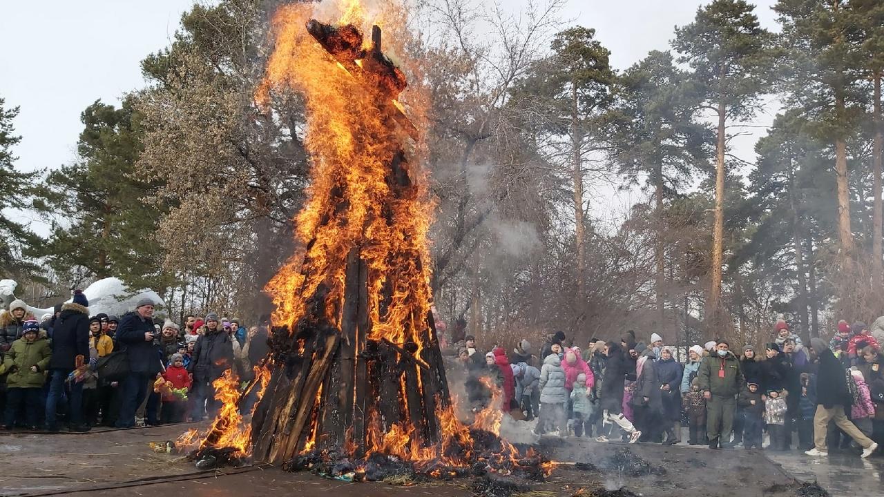 Фото В Новосибирске проводили зиму сожжением чучела Масленицы 4