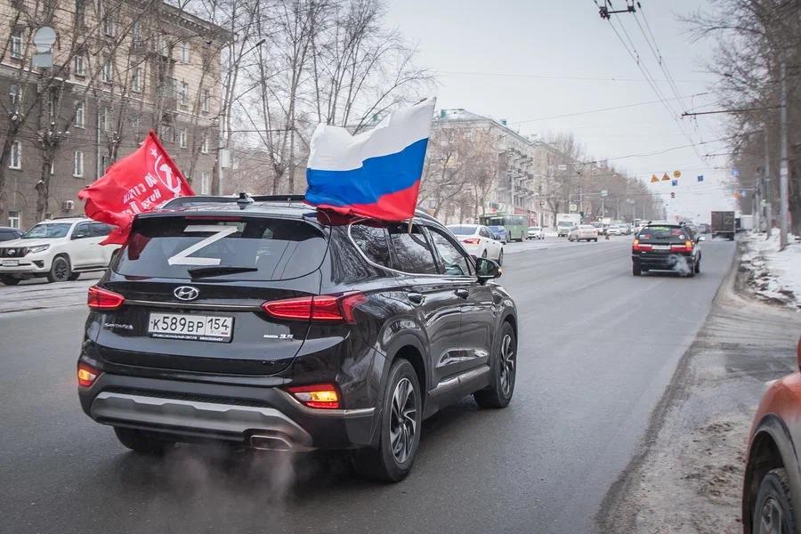 Фото В Новосибирске десятки водителей приняли участие в автопробеге «Zа наших» 5