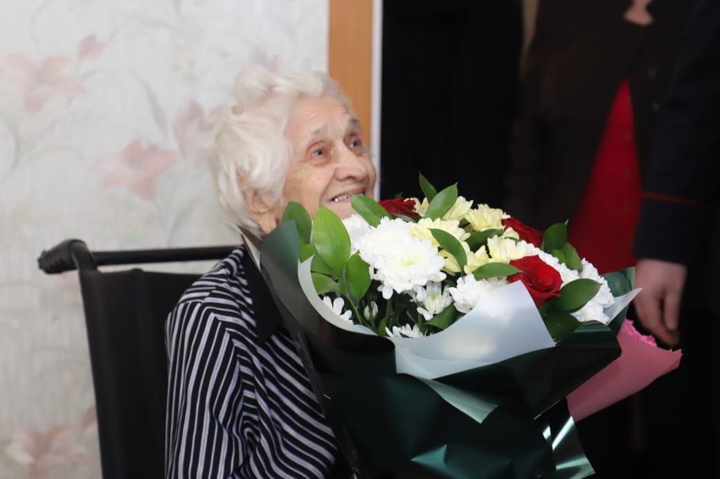 Фото «Пыталась воспитать уважение к человеку»: ветеран МВД отметила 100-летний юбилей в Новосибирске 5