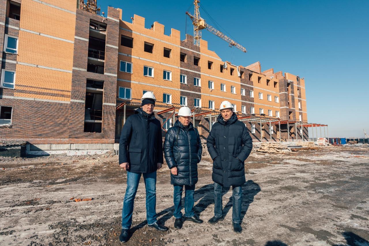Фото Депутаты проверили строительство поликлиники в микрорайоне Дивногорский в Новосибирске 4