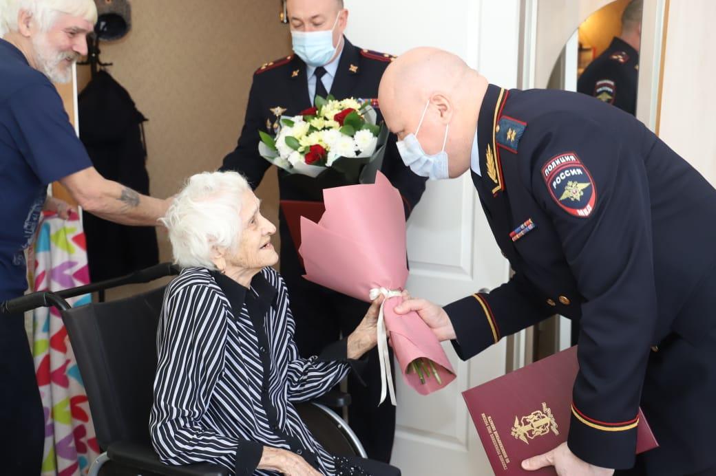Фото «Пыталась воспитать уважение к человеку»: ветеран МВД отметила 100-летний юбилей в Новосибирске 4