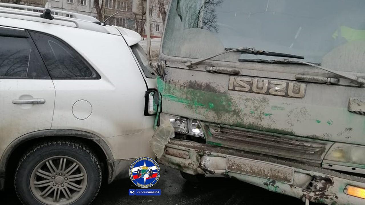 Фото Водитель грузовика потерял сознание и спровоцировал тройное ДТП в Новосибирске 2