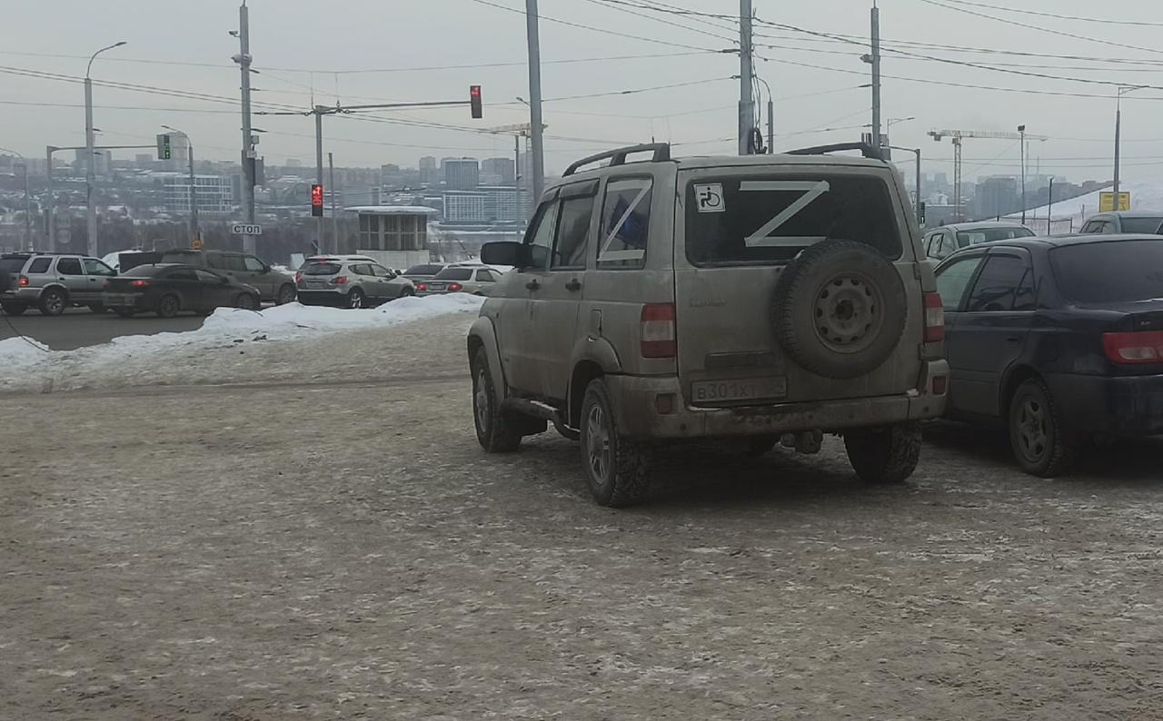 Фото В Новосибирске водители массово наносят знак Z на автомобили 3