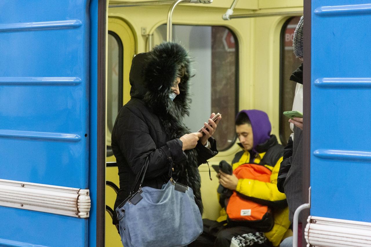 Фото Стоп, не снято: жители Новосибирска продолжили носить маски в метро после отмены режима 3