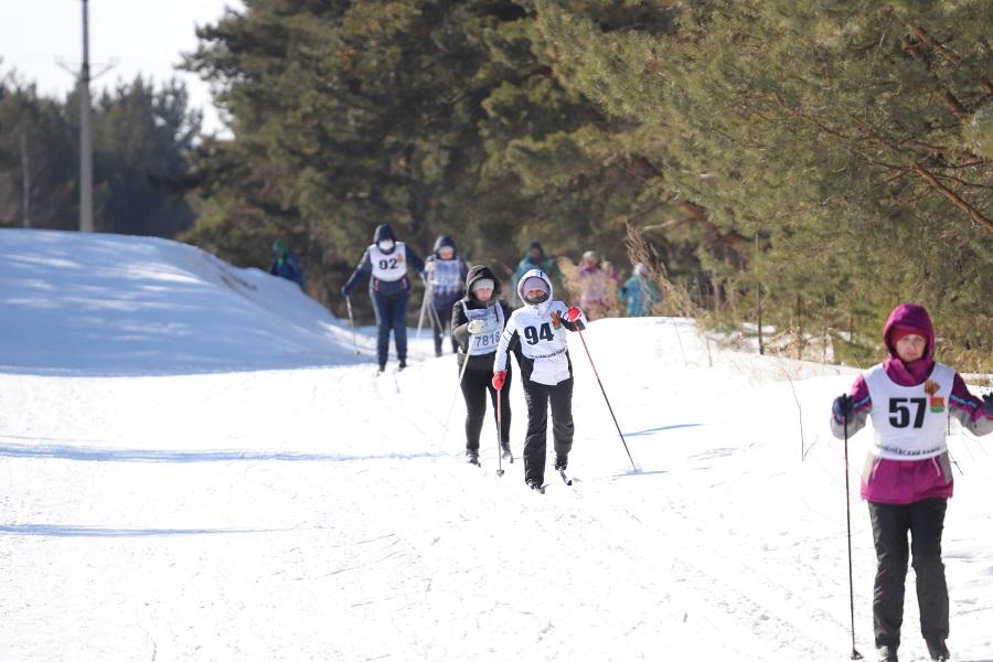 Фото В лыжной гонке «Командирская лыжня» в Новосибирской области приняли участие свыше 200 человек 2