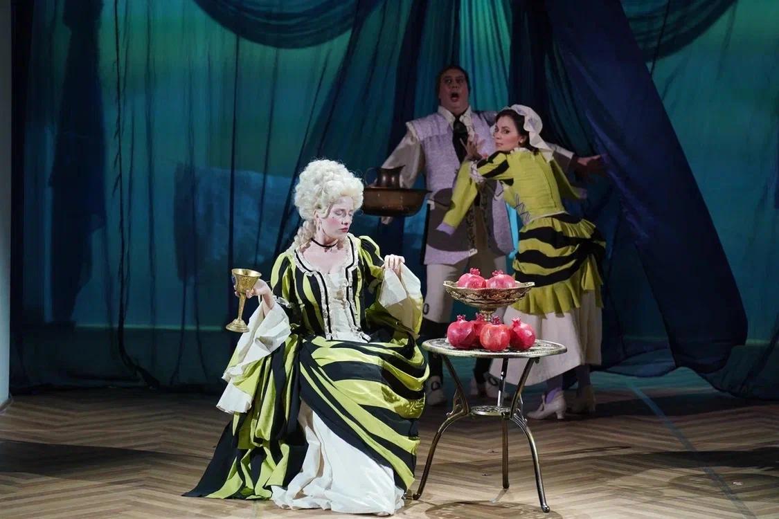 Фото Воинственный рококо, десятиметровая фата и подкроватные прятки: как на сцене НОВАТа создают театр Моцарта 2