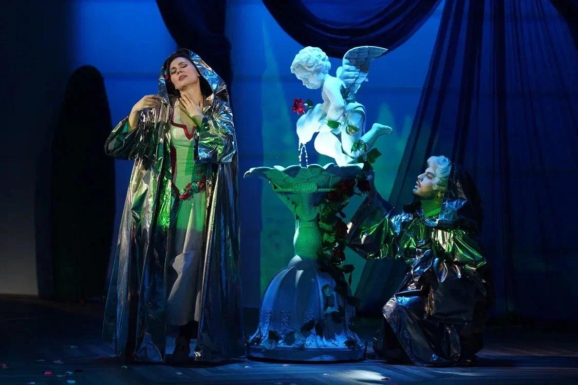 Фото Воинственный рококо, десятиметровая фата и подкроватные прятки: как на сцене НОВАТа создают театр Моцарта 6