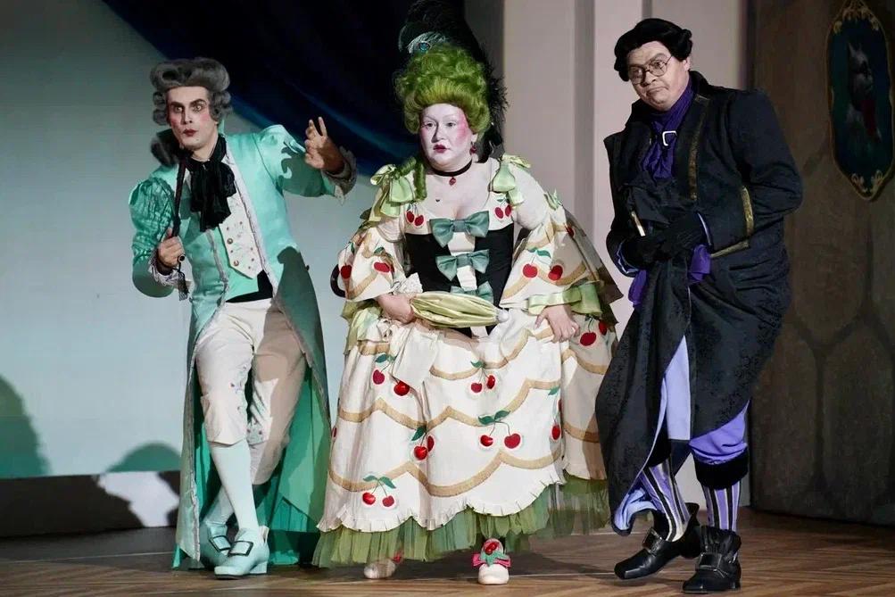 Фото Воинственный рококо, десятиметровая фата и подкроватные прятки: как на сцене НОВАТа создают театр Моцарта 3