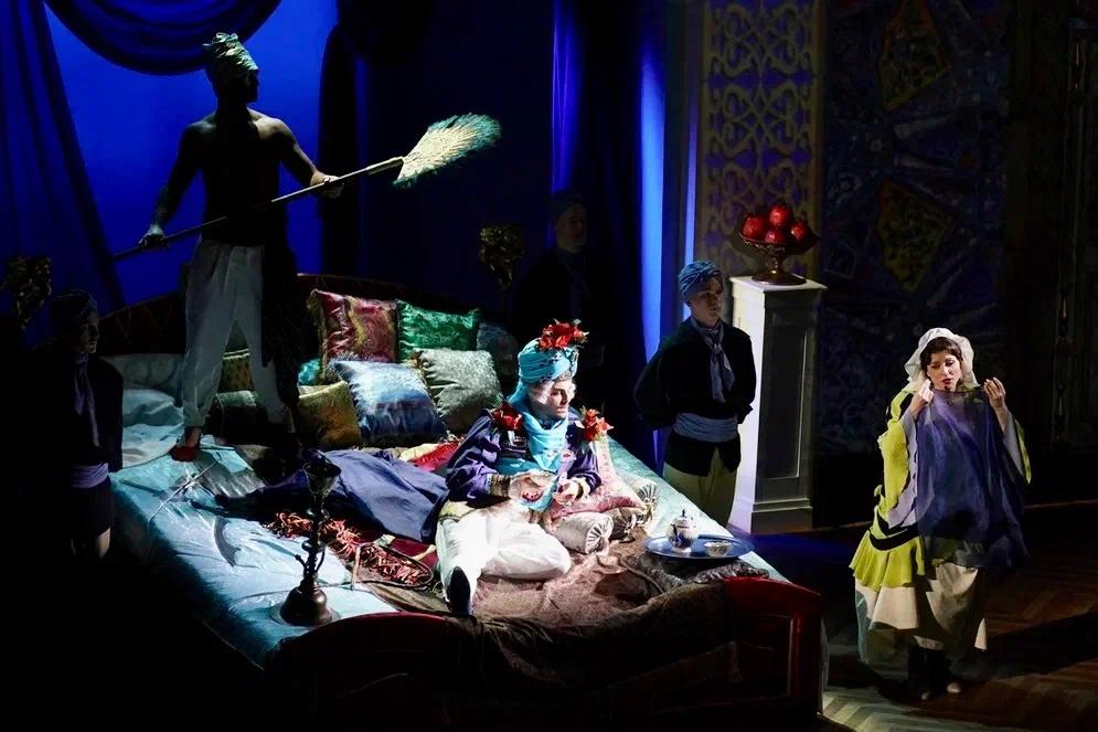 Фото Воинственный рококо, десятиметровая фата и подкроватные прятки: как на сцене НОВАТа создают театр Моцарта 5